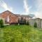 Modern House with Parking and Garden - Doncaster