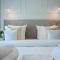 3 rooms in Mennica Residence