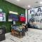 CozySuites Glendale by the stadium with pool 16 - 格伦代尔