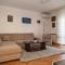 Prostrani apartman sa divnim dvorištem - 特雷比涅