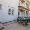 Prostrani apartman sa divnim dvorištem - 特雷比涅