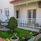 Prostrani apartman sa divnim dvorištem - 特雷比涅