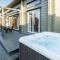 Roydon Marina - Lodge 8 - Hot Tub - Pet Friendly Roydon Marina - Lodge 8 - Hot Tub - Pet Friendly