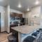 Spacious 2BR Suite Plus Patio Near Iowa State - أيمز