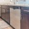 Spacious 2BR Suite Plus Patio Near Iowa State - أيمز