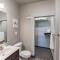 Spacious 2BR Suite Plus Patio Near Iowa State - أيمز