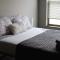 Spacious 2BR Suite Plus Patio Near Iowa State - أيمز