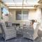 Charming Cottage, 7 mins walk to the beach and golf!