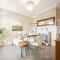 The Capstone Retreat - Beautiful Detached Family Home By Coastline Retreats, Arcade Machine, Parking, BBQ