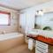 The Hideaway 3 Bedroom suite Pool/Sea View