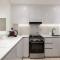 Spacious Balcony, 1BR, Pool, Full Kitchen at JVC - Dubaj