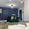 Adam Court Apartments - PE1 - Contractor Friendly - Choice of Studios or 1 Bed Apartments - Free Parking - Sofa Beds - Sky TV - Full Kitchen - Washer Dryer - WiFi