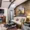 Stockyards 5 mins!-New!-Sleeps 8. Cowboy Bungalow
