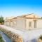 Tenuta Busulmone con piscina Val di Noto Villa & suits