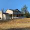 Majestic newly renovated home surrounded by greenery - Grants Pass