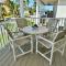 New Build walkable to dinner, LIVE music & 5 minute walk to BEACH