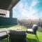 Spacious Balcony, King Bed, Pool at JVC Dubai - Dubaj