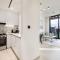 Spacious Balcony, King Bed, Pool at JVC Dubai - Dubaj