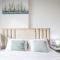 Spacious Balcony, King Bed, Pool at JVC Dubai - Dubaj