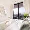 Spacious Balcony, King Bed, Pool at JVC Dubai - Dubaj