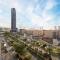 Spacious Balcony, King Bed, Pool at JVC Dubai - Dubaj