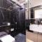 Spacious Balcony, King Bed, Pool at JVC Dubai - Dubaj