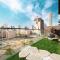 Spacious Balcony, King Bed, Pool at JVC Dubai - Dubaj