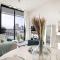 Spacious Balcony, King Bed, Pool at JVC Dubai - Dubaj