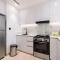 Spacious Balcony, King Bed, Pool at JVC Dubai - Dubaj