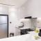 Spacious Balcony, King Bed, Pool at JVC Dubai - Dubaj
