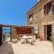 Waveside Sanctuary - Luxurious Seastone Villa