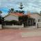 Beautiful villa five minutes from Coral Bay beach!