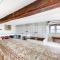 6 Bedroom Stunning Home In Saint-Agne