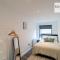 Royal Oak 1 - FREE PARKING - 2 Bedroom Apartment - 2 bathrooms - Sleeps 6 - Perfect for Contractors - Fast Wi-fi
