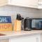 Royal Oak 1 - FREE PARKING - 2 Bedroom Apartment - 2 bathrooms - Sleeps 6 - Perfect for Contractors - Fast Wi-fi