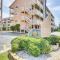 Carolina Beach Condo w/ Balcony & Ocean Access!