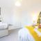 Alpha Properties 1 - Luxury One Bedroom within a Shared Four Bedroom House with Free Parking, Fast Wifi, SmartTV with Netflix