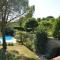 Château La Tuilière pool and it's own wineyard - Saint-Ciers-de-Canesse