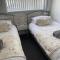 44 Gower holiday village Ty Gŵyr Cosy 2 bedroom Chalet - Swansea