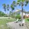 Lovely Carrabelle Home with Lake Views and Pool Access - Carrabelle