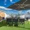 Host Wise - Sunny Spacious House - Terrace & Free Parking