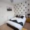Comfortable Swindon Town Centre Apartments, FREE Parking, sleeps up to 8
