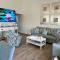 New Build walkable to dinner, LIVE music & 5 minute walk to BEACH