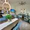New Build walkable to dinner, LIVE music & 5 minute walk to BEACH