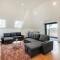 Refined Living: Three Bedrooms Flat in Coulsdon CR5 - Coulsdon