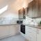 Refined Living: Three Bedrooms Flat in Coulsdon CR5 - Coulsdon
