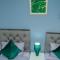 2ndHomeStays-Dudley-Suitable for Contractors and Families, Parking available for 3 Vans, Sleeps 12