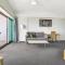 18th Floor Seaview Executive Style King Bed with Pool and Gym