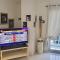 Kandi big studio, balcony, housekeeping. Netflix! - 安吉利斯