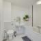 Stunning City Centre Apartment with Balcony, Free Parking, Fast Wifi and SmartTVs by Yoko Property - Milton Keynes